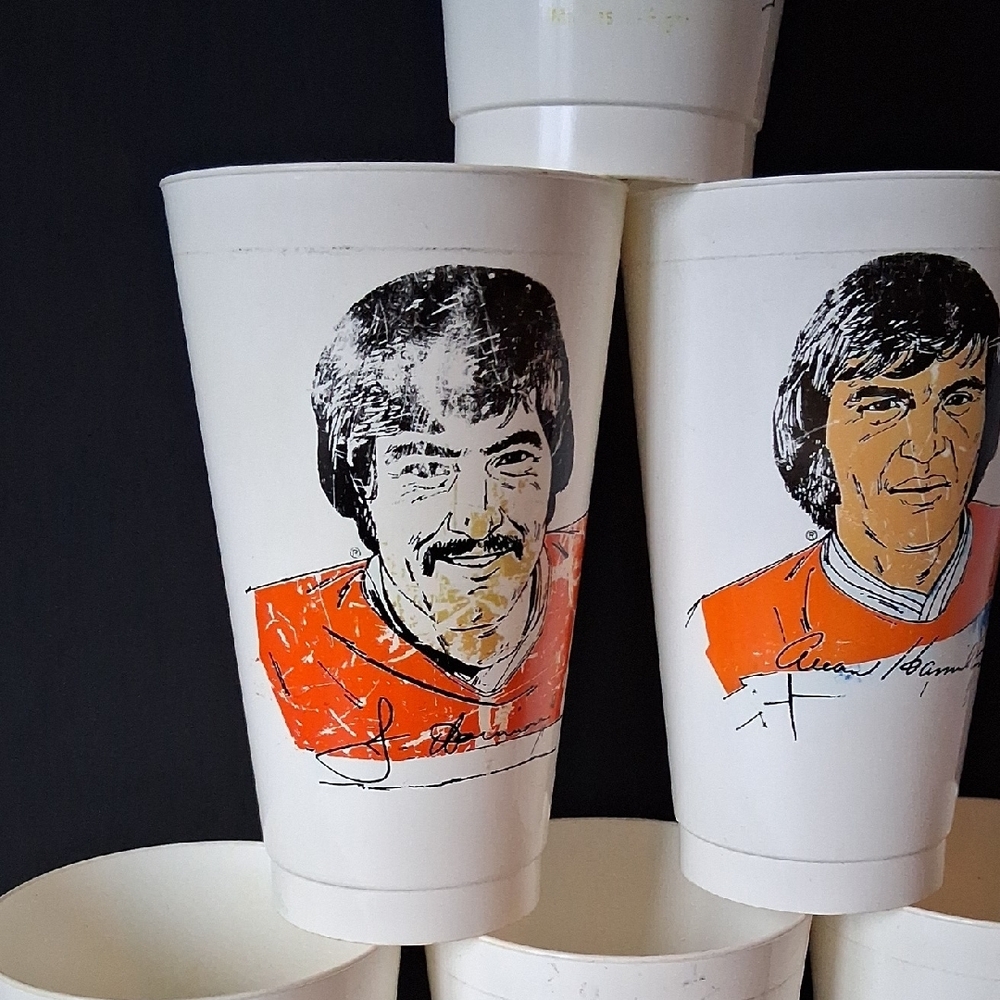 Vintage WHA Illustrated White and Orange Cups Set - Picture 7 of 16